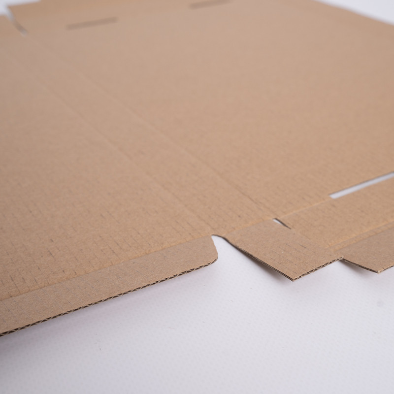 Postpack Standard Versandkarton 31,5x22,5x3 CM | POSTPACK | SIEBDRUCK AUF EINER SEITE IN EINER FARBE