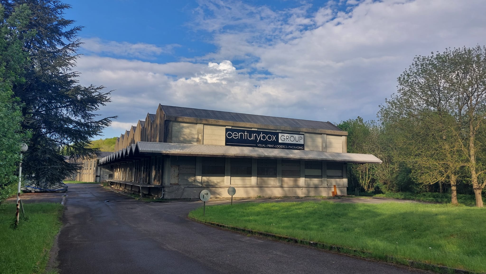 Edificio logístico y sala de exposiciones